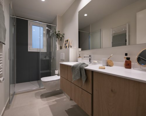 Bany amb dutxa amb moble i vàter suspès