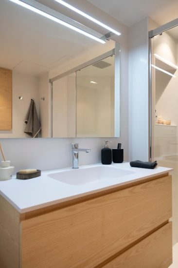 Lavabo blanc integrat al moble de fusta