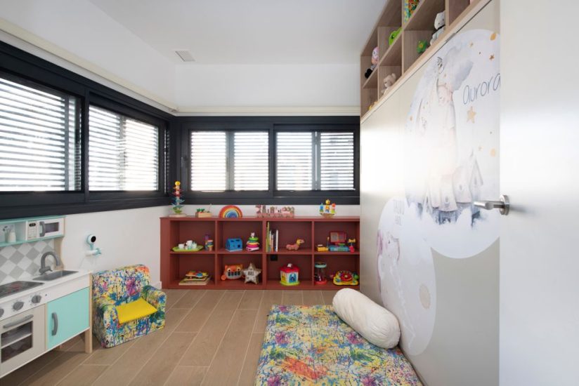 Mueble bajo con estantes abiertos para almacenar juguetes en dormitorio infantil