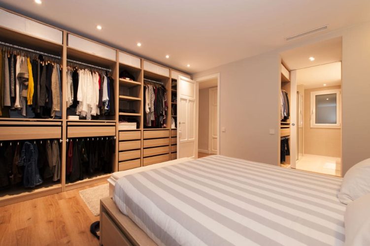 Dormitorio tipo suite con baño privado y vestidor femenino y masculino. Reforma en Sant Gervasi Barcelona
