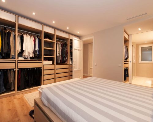 Dormitorio tipo suite con baño privado y vestidor femenino y masculino. Reforma en Sant Gervasi Barcelona