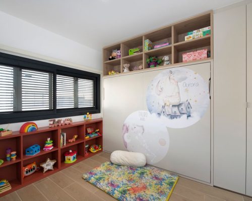 Moble i armari per a habitació infantil amb llit abatible doble