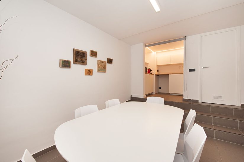 Cocina y zona de comedor en oficina