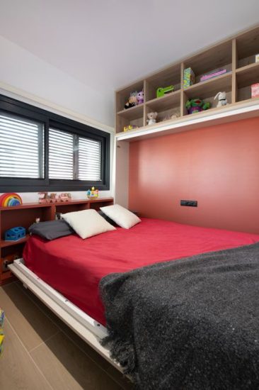 Cama abatible doble en habitación infantil