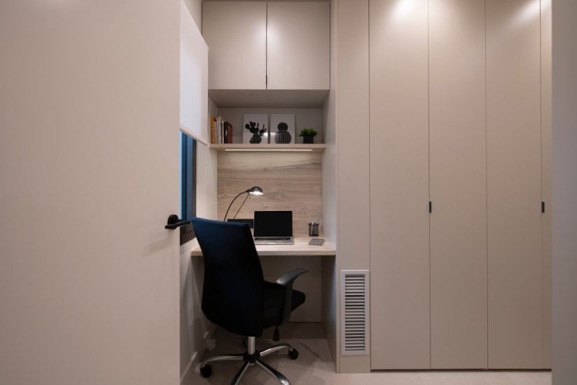 Escritorio integrado en el mueble armario