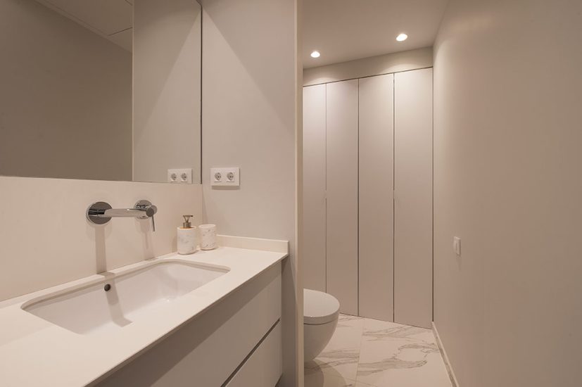 Baño con mobiliario lavabo en color blanco