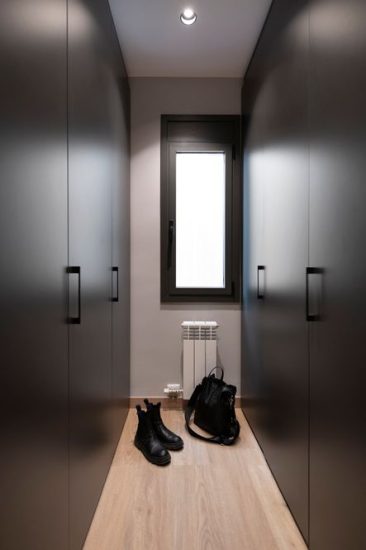 Vestidor amb armaris distribuïts en paral·lel en color negre carbó