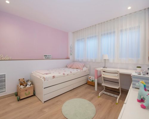 Dormitorio juvenil con un toque de color rosa
