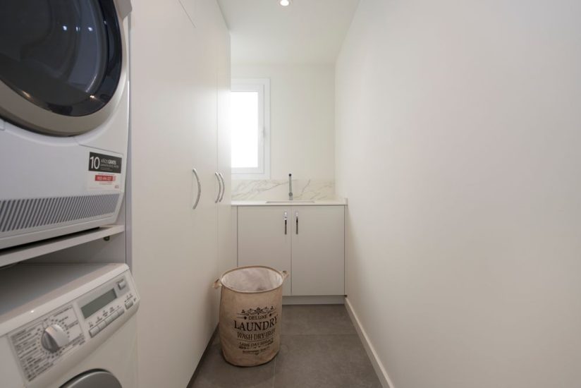 Quart de rentat amb mobiliari Tegar en tonalitats blanques
