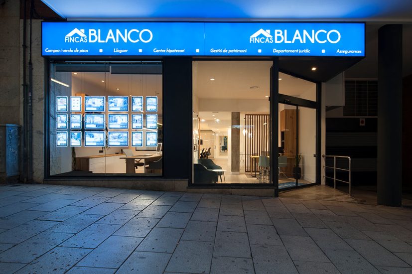 Fachada exterior de la inmobiliaría fincas Blanco en Cornellá de Llobregat. Cartel luminoso.