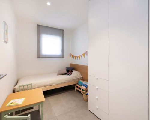 Dormitorio infantil con tonalidades blancas