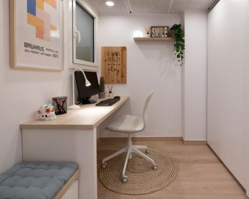 Despacho en habitación interior con armario, escritorio y blanco