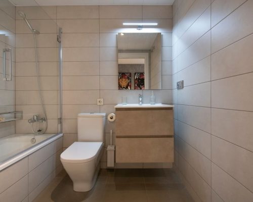 Bany amb banyera pis d´obra nova amb tonalitats neutres