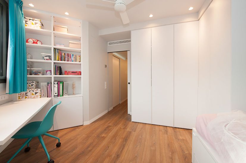 Mobiliario blanco fabricado a medida para dormitorio juvenil