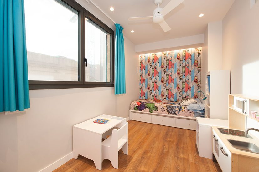 Dormitorio infantil con temática héroes. Diseño sincro