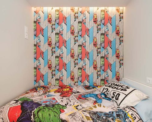 Paper dibuix herois Vescom en paret de dormitori infantil