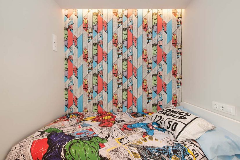 Papel dibujo héroes vescom en pared de dormitorio infantil