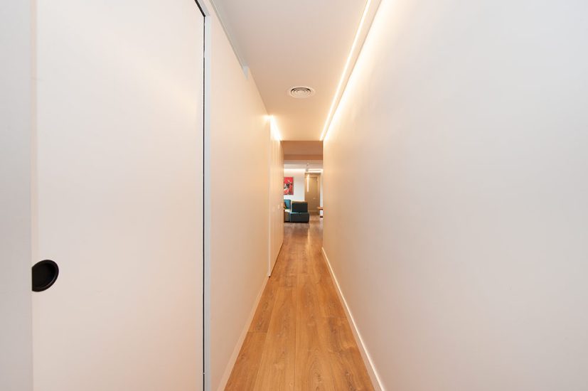 Pasillo con lineas rectas con tira led y armarios empotrados